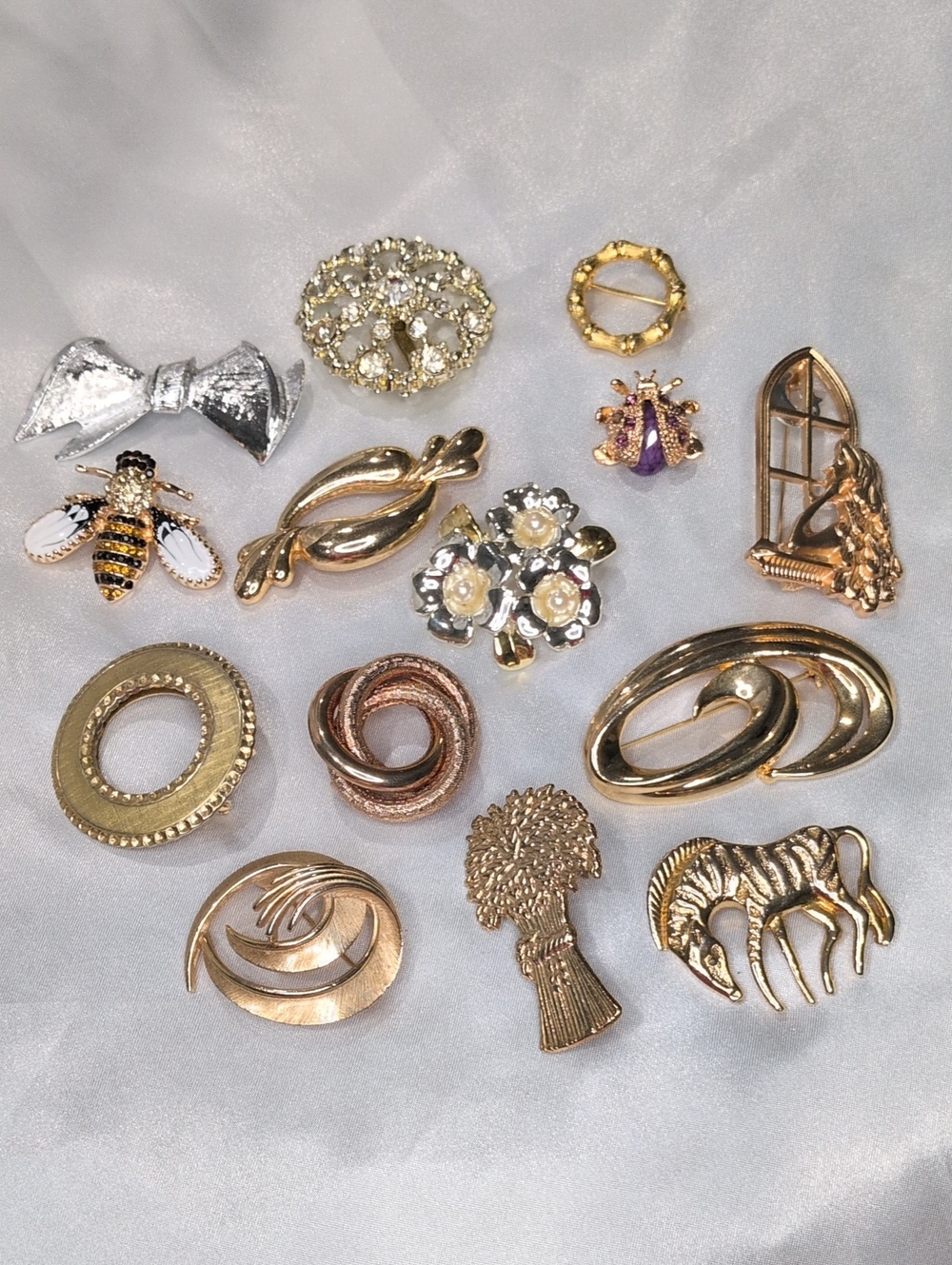 Huge Lot of 14 Vintage & Contemporary Brooches Signed Gerrys Bee Zebra Floral